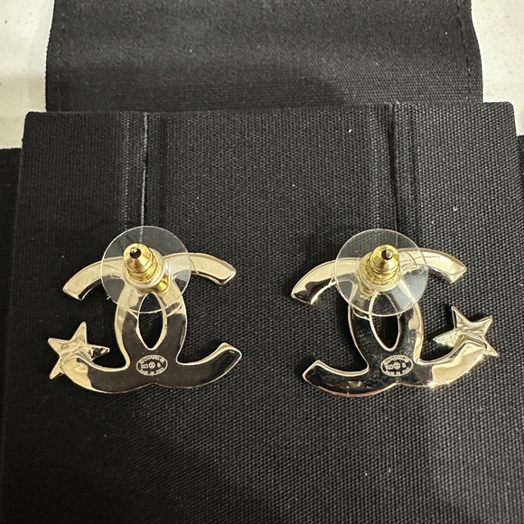 ❌ SOLD ❌ CHANEL 23B Large CC Stud Earrings - Picture 5 of 5